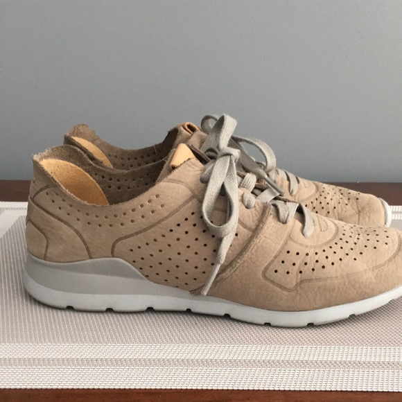 UGG’s casual walking shoe - Picture 4 of 6